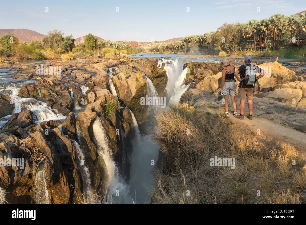 Ein paar Touristen an die Epupa Wasserfälle, Kunene Fluss Kunene Provinz, Namibia, Afrika Stockfoto