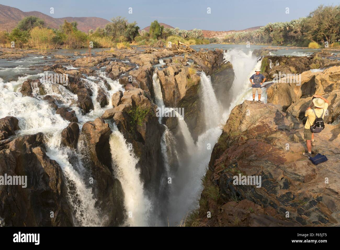 Ein paar Touristen an die Epupa Wasserfälle, Kunene Fluss Kunene Provinz, Namibia, Afrika Stockfoto