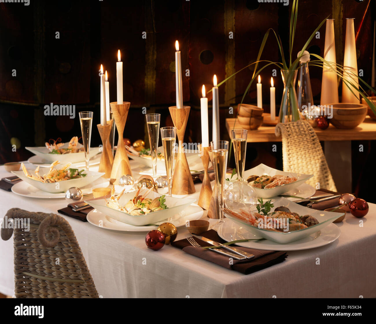 Weihnachts-Tisch mit Kerzen dekoriert Stockfoto