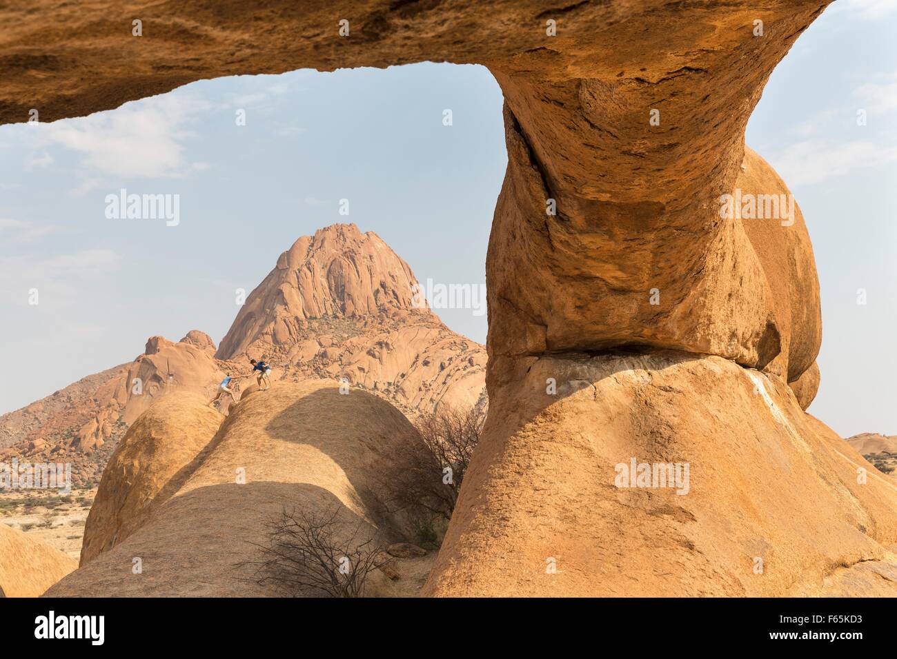 Erongo Provinz und Berg massiv in Namibia - natürlichen Steinbogen im Vordergrund mit der Grosse Spitzkoppe auf der linken Seite Stockfoto
