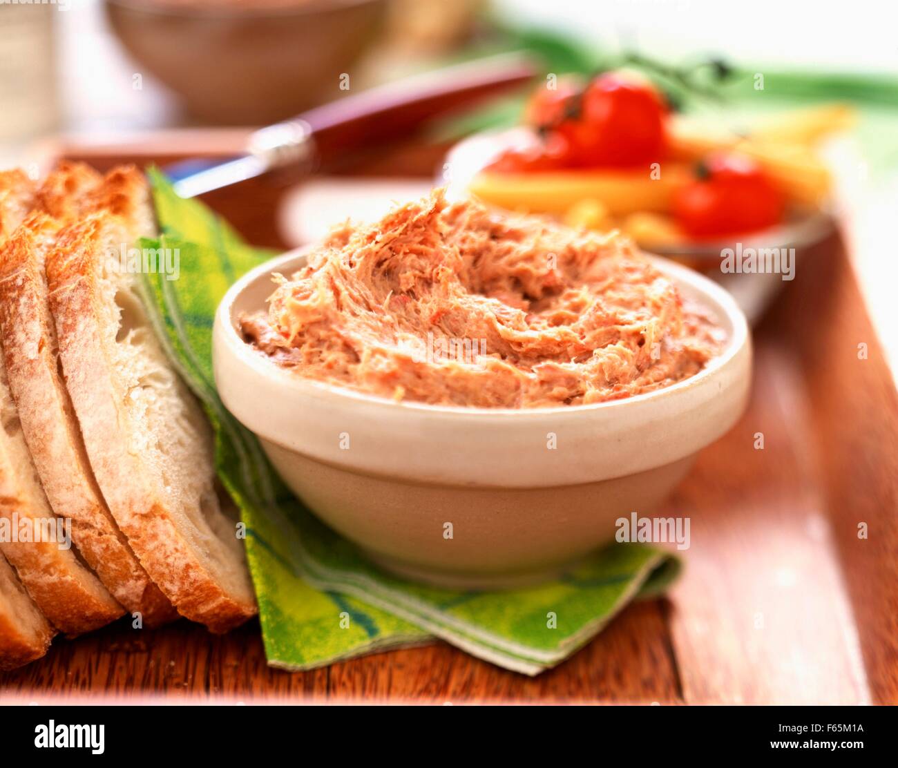 Eingemachte Ente und Scheiben Brot Stockfoto