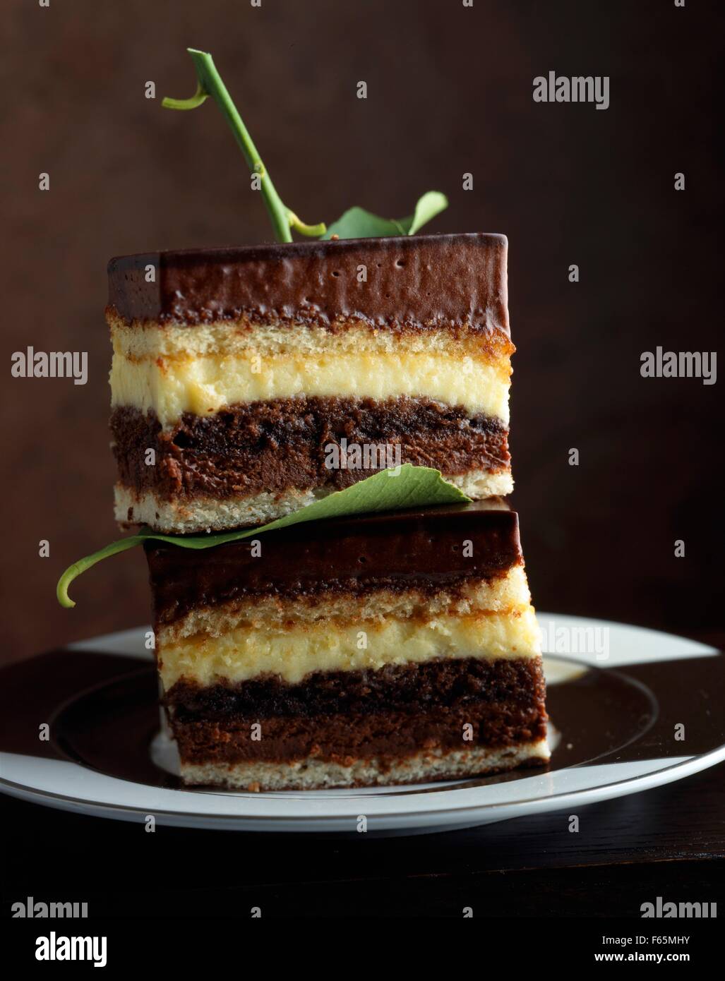 Scheiben von Schokolade und Zitrone-Sahne-Torte Stockfoto
