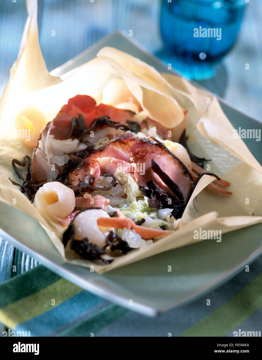 Orientalischen Stil Schweinebraten gekocht in Wachspapier Stockfoto