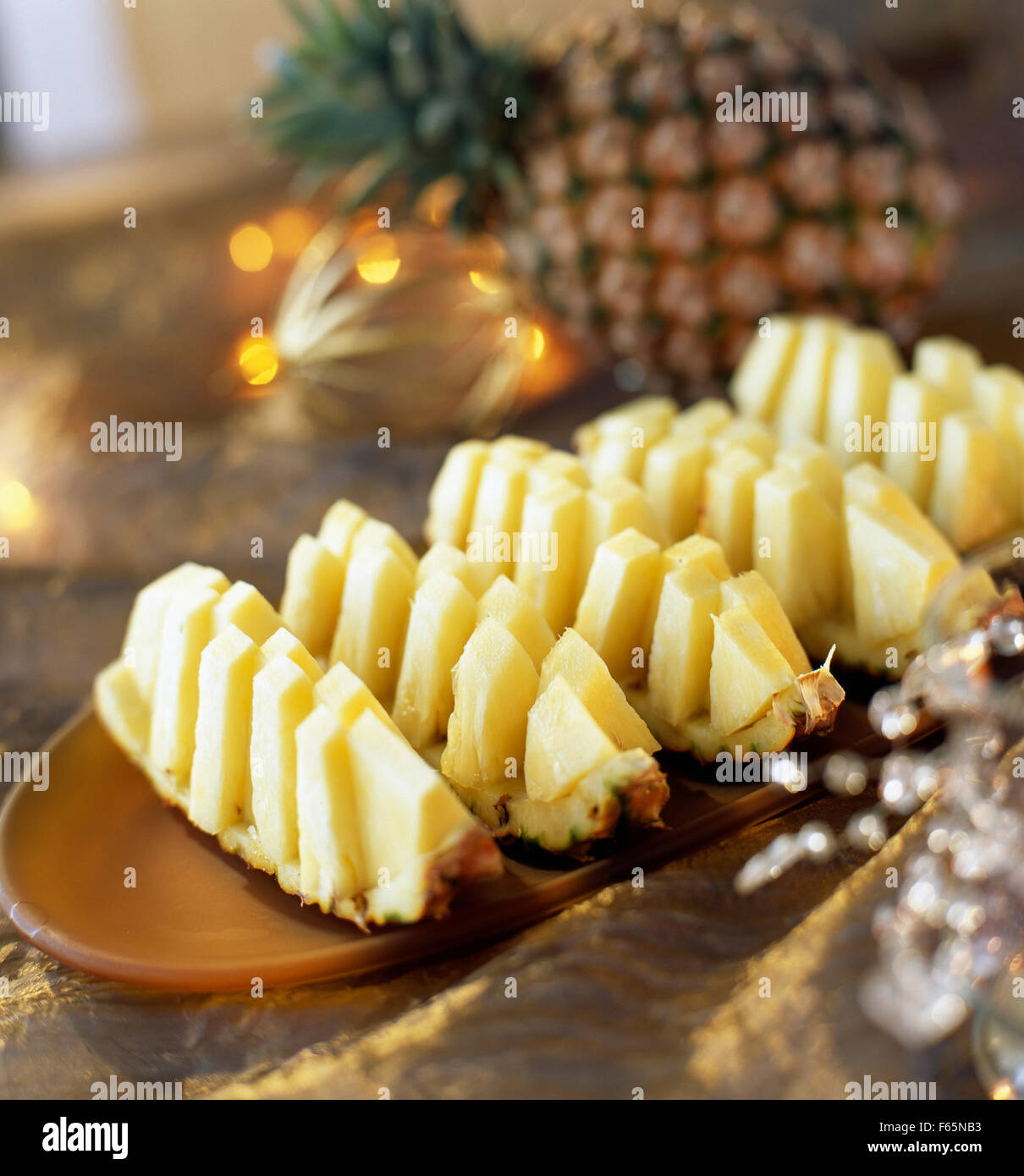 Ananas-Boote mit in Scheiben geschnittenen Ananas Stockfoto