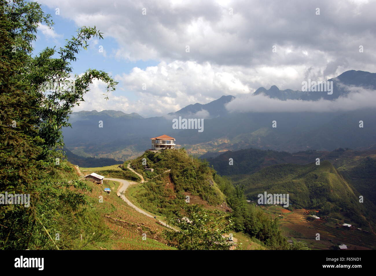 Schöne Berglandschaft mit dem Haus. Cat Cat Dorf im Muong Hoa-Tal in der Nähe von Sapa, Provinz Lao Cai, Vietnam, Asien Stockfoto