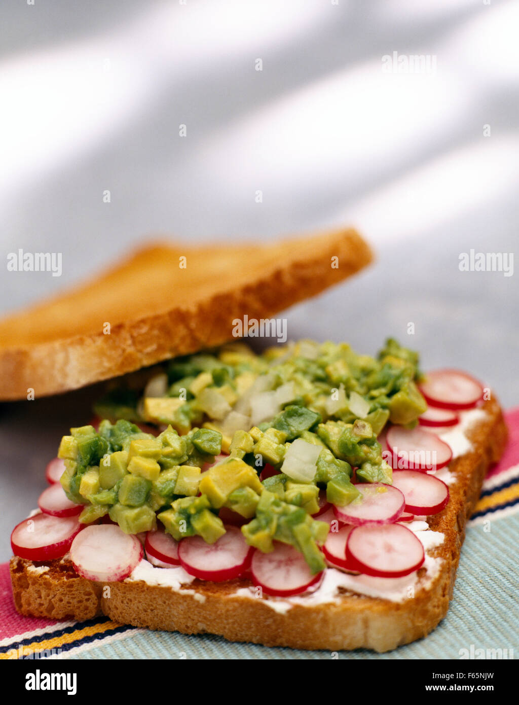 Avocado, Ziegenkäse und Rettich getoastetes sandwich Stockfoto