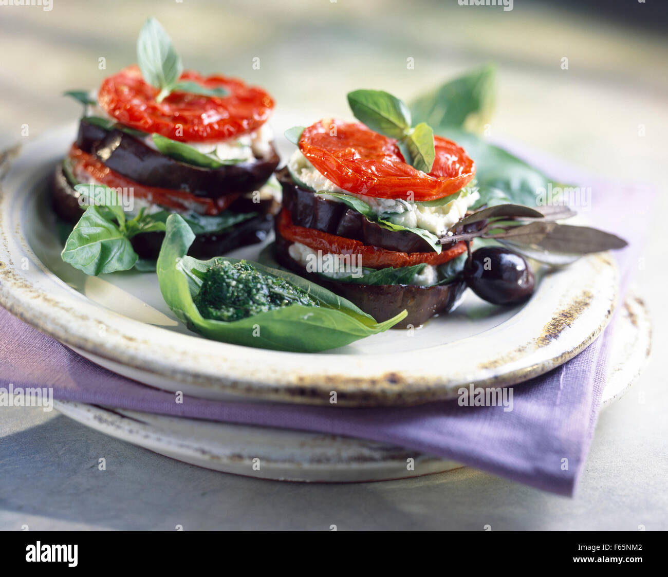 Auberginen, Tomaten und Mozzarella Mille-Feuille mit pistou Stockfoto