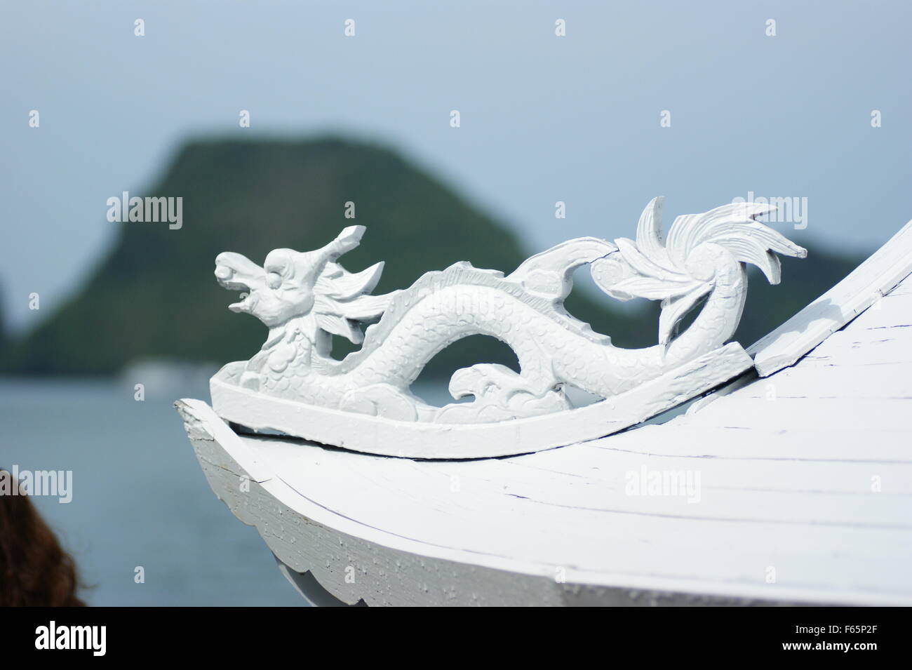 Hölzernen Drachen schmücken ein Schiff in der Halong Bay Stockfoto