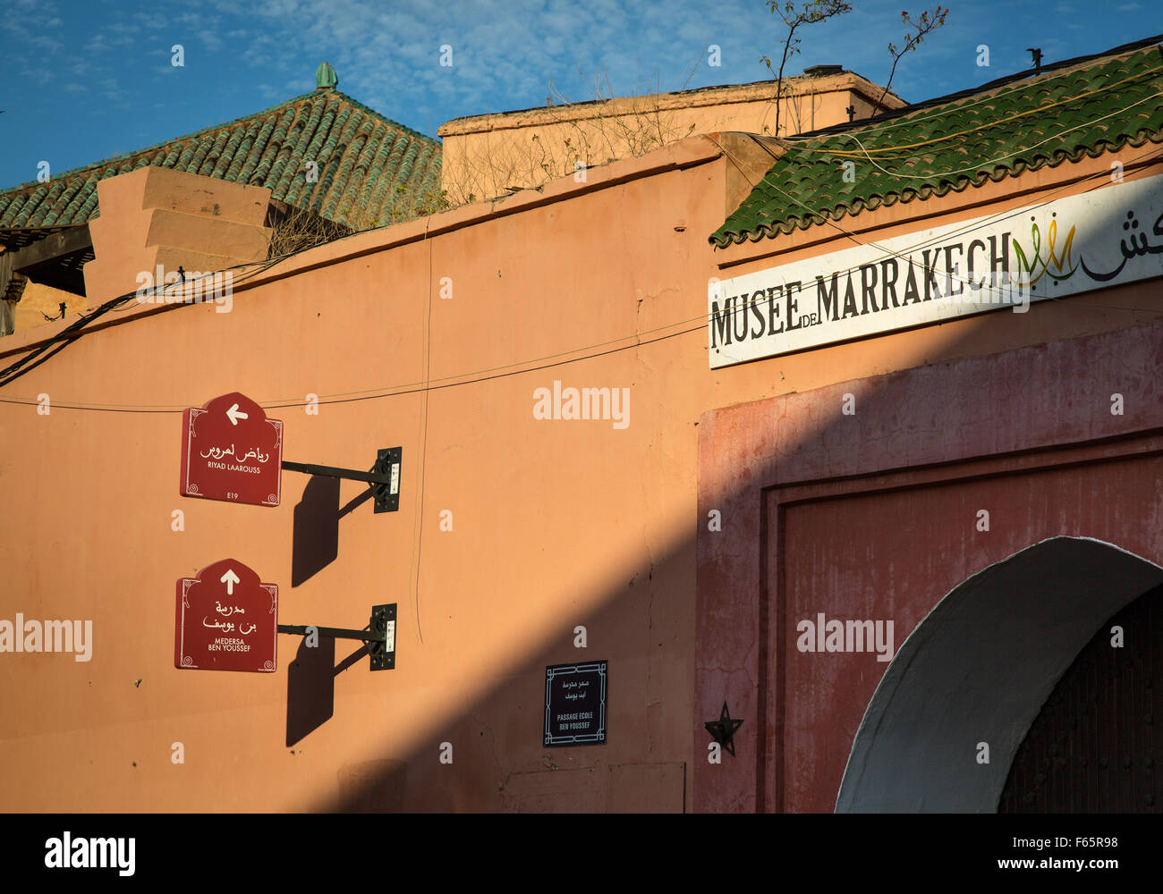 Die scharfen Strahlen der Morgensonne, die sich an der Wand des Alten Museum in der Medina von Marrakesch Stockfoto