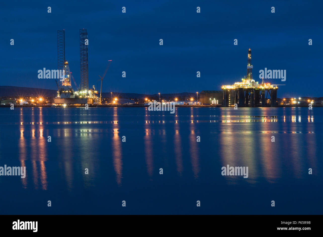 Bohrinseln vertäut im Cromarty Firth in Invergordon an der Dämmerung, Ross-Shire, Schottland, Großbritannien. Stockfoto