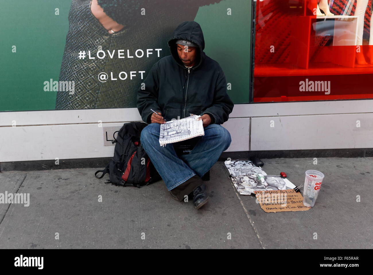 Ein Obdachloser Künstler auf der West 42nd Street in Midtown Manhattan, New York City. Stockfoto