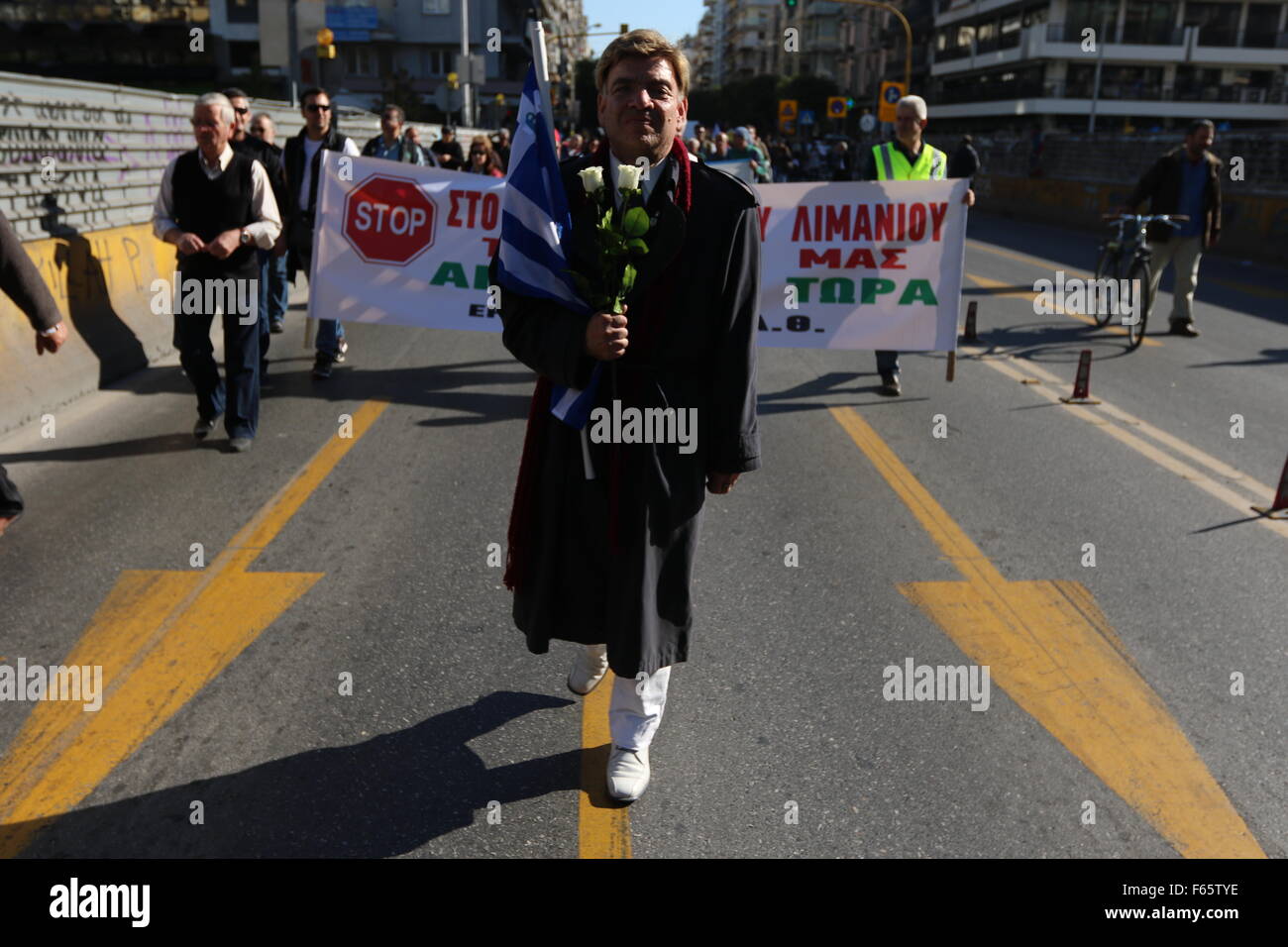 Thessaloniki, Griechenland, 12. November 2015. Griechische Arbeitnehmer zu ergreifen, um die Straßen der zweitgrößten Stadt Thessaloniki, Griechenland, während des 1. Generalstreiks unter die linke Syriza führte Regierung.  Bildnachweis: Orhan Zolak/Alamy Live-Nachrichten Stockfoto