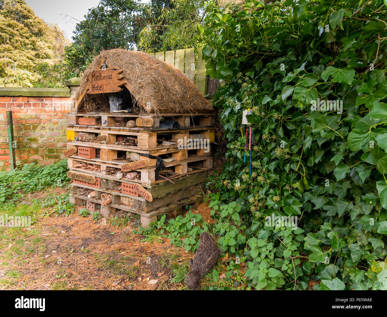 Ein Fehler-Haus gebaut aus Ziegel Fliesen und Holz zur Erhaltung Zucht Winterschlaf und Studie von Insekten dienen Stockfoto