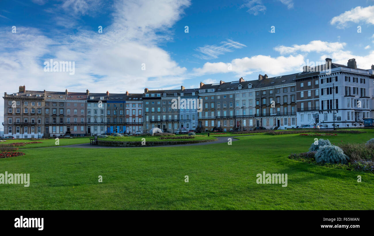 Royal Crescent eine geschwungene Terrasse des 19. Jahrhunderts sechs Etagen Stadthäuser auf West Cliff Whitby Stockfoto