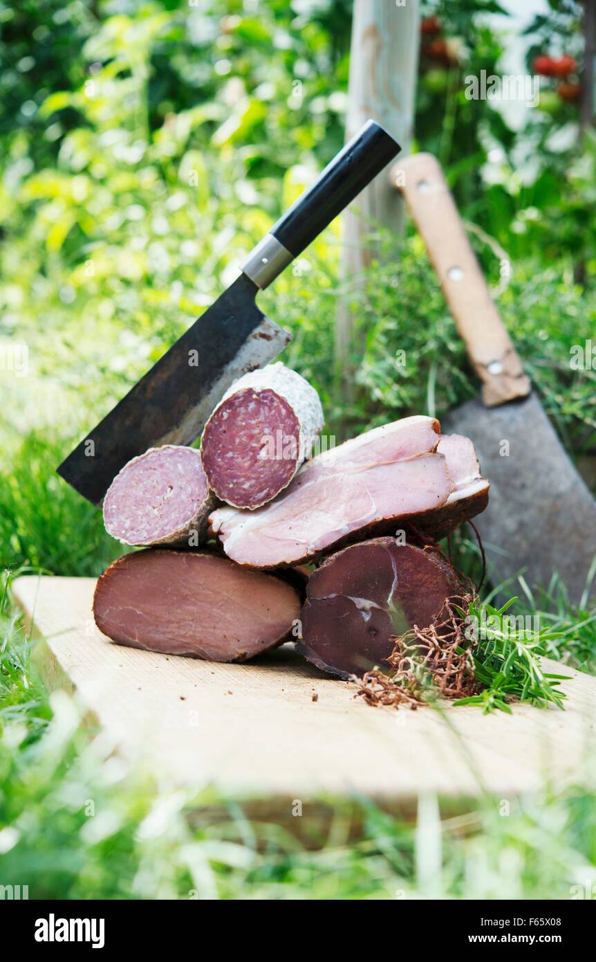 Salami und Schinken vom Mast gefütterten Schweinen Fleischerei Heyer in Werdau Stockfoto