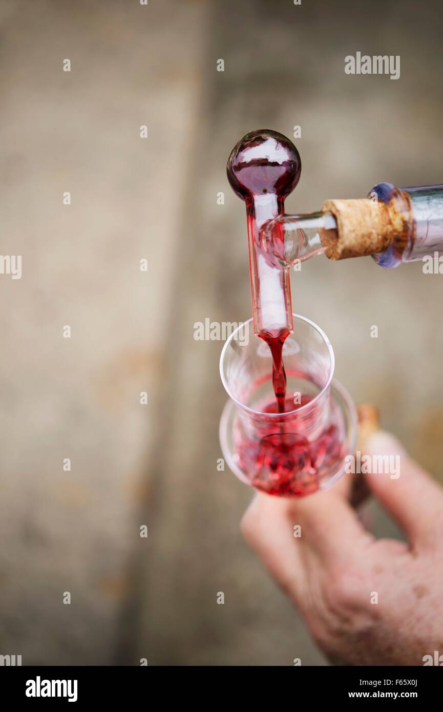 Frische Schnaps in ein Glas gegossen wird Stockfoto