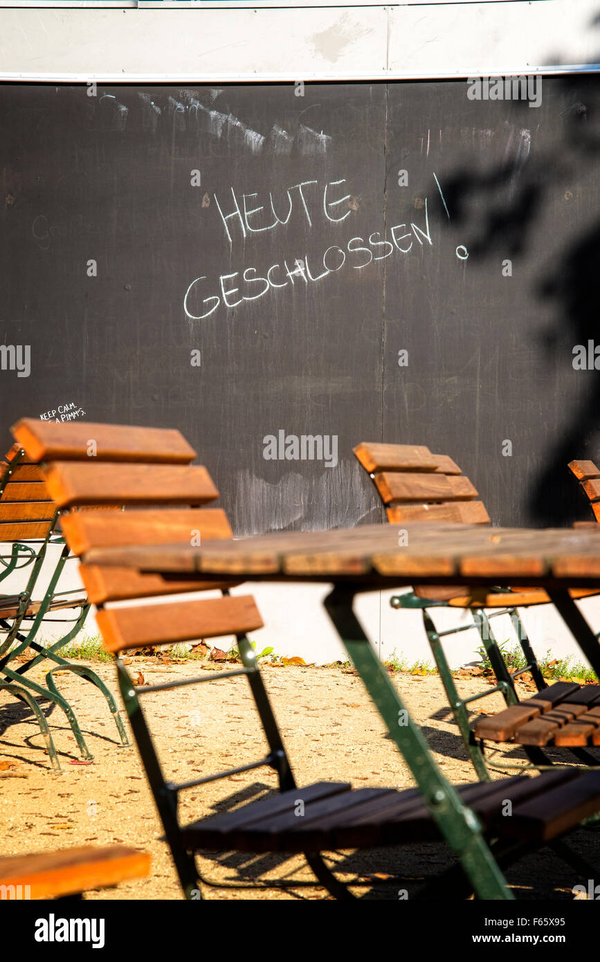 "Heute geschlossen", sagt auf dem Panel ein Gartenrestaurant. Stockfoto