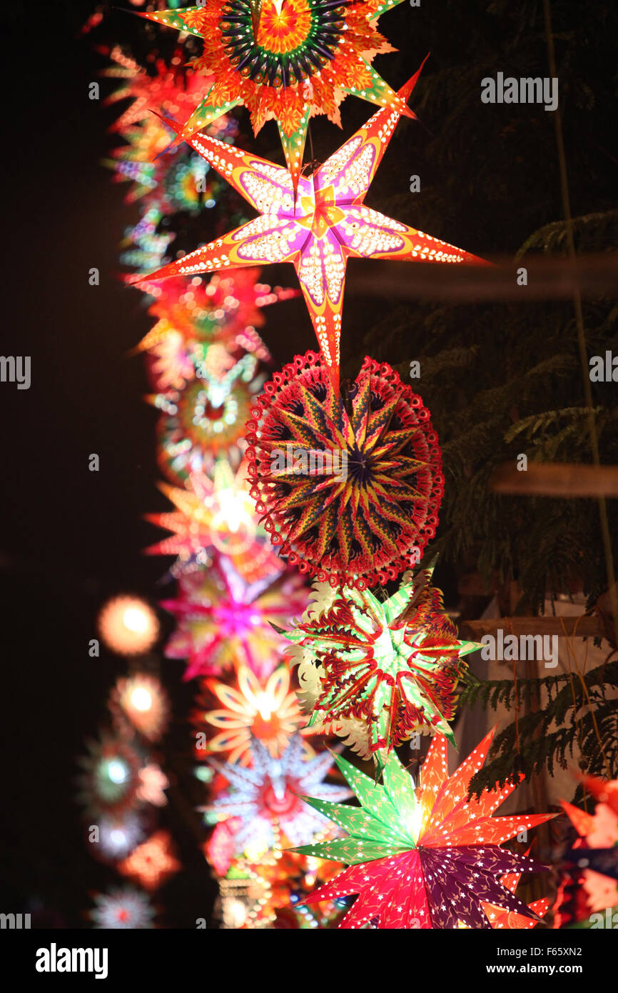 Ein Turm von schönen bunten Lanters beleuchtet in einem Turm Bildung anlässlich Diwali / Weihnachten Urlaub in Indien. Stockfoto