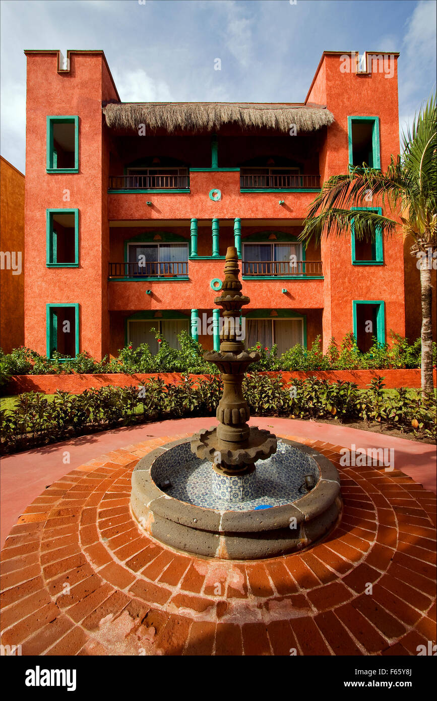 Mexiko-Bush-Brunnen und rotes Haus in Playa del Carmen Stockfoto