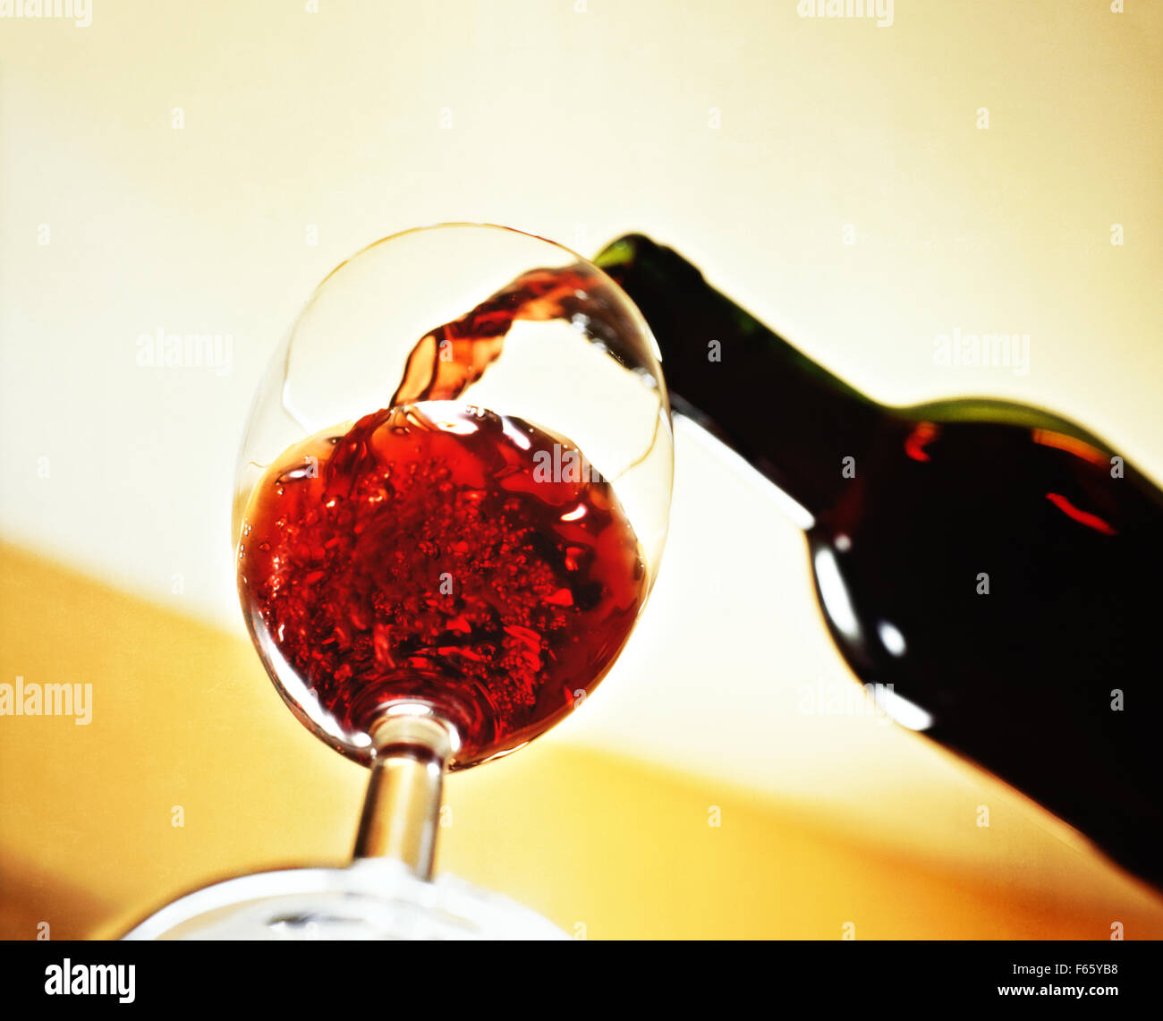 Wein in ein Glas gegossen wird Stockfoto