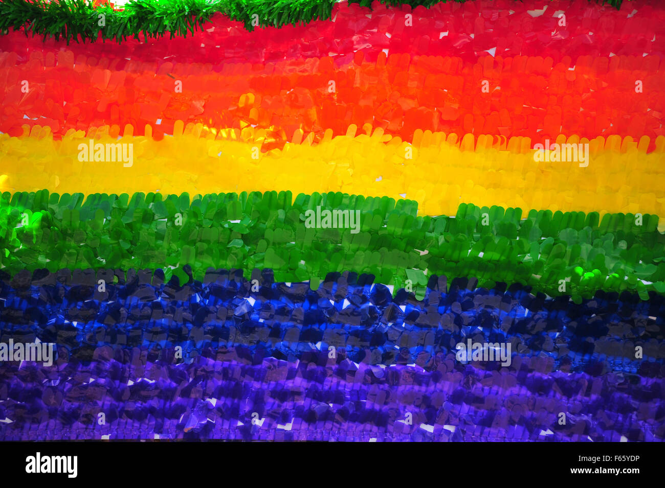 Ein stolz Regenbogenfahne gemacht aus kleinen Stücken von Papier auf der London Pride Parade in Ontario. Stockfoto