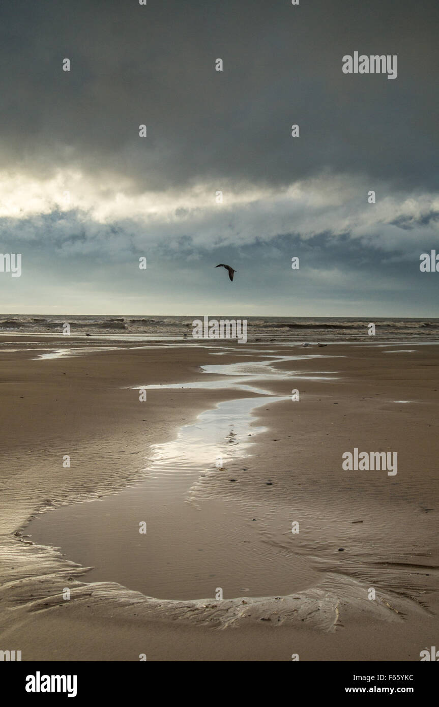 Blackpool, UK. 12. November 2015. Wolken verdunkeln und der Wind beginnt zu erfrischen als Großbritanniens erste benannte Sturm "Abigail" sieht sich die nördlichen und westlichen Teile des Kredits UK Probleme bereiten: Gary Telford/Alamy live-Nachrichten Stockfoto