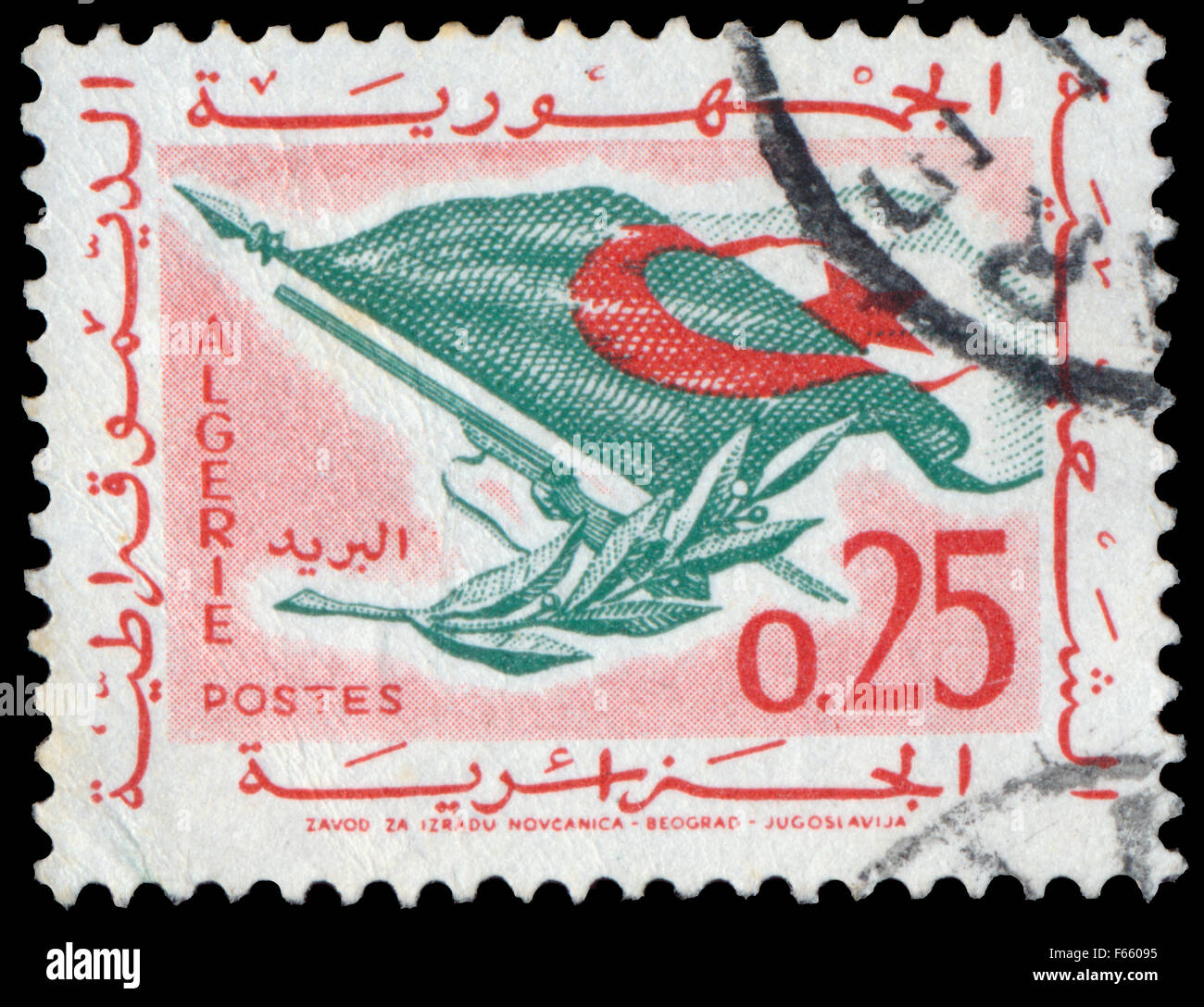 Algerien CIRCA 1963: Briefmarke gedruckt von Algerien, zeigt Flagge, Gewehr, Olivenzweig, ca. 1963 Stockfoto