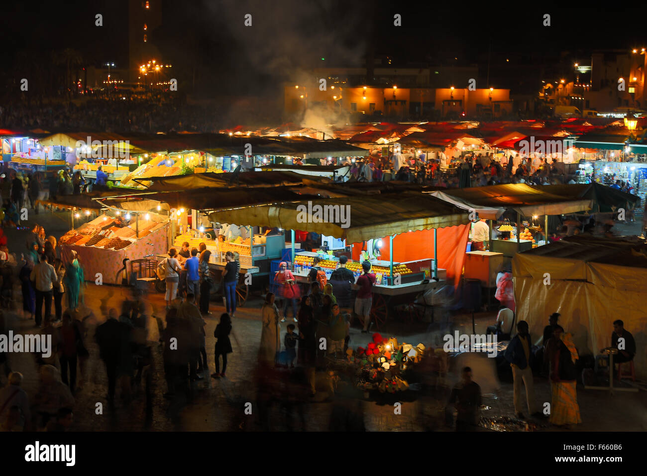 Die typische Atmosphäre der berühmten Marrakesch Platz mit viel Essen, traditioneller Musik, Aromen von Gewürzen und traditionellen cra Stockfoto