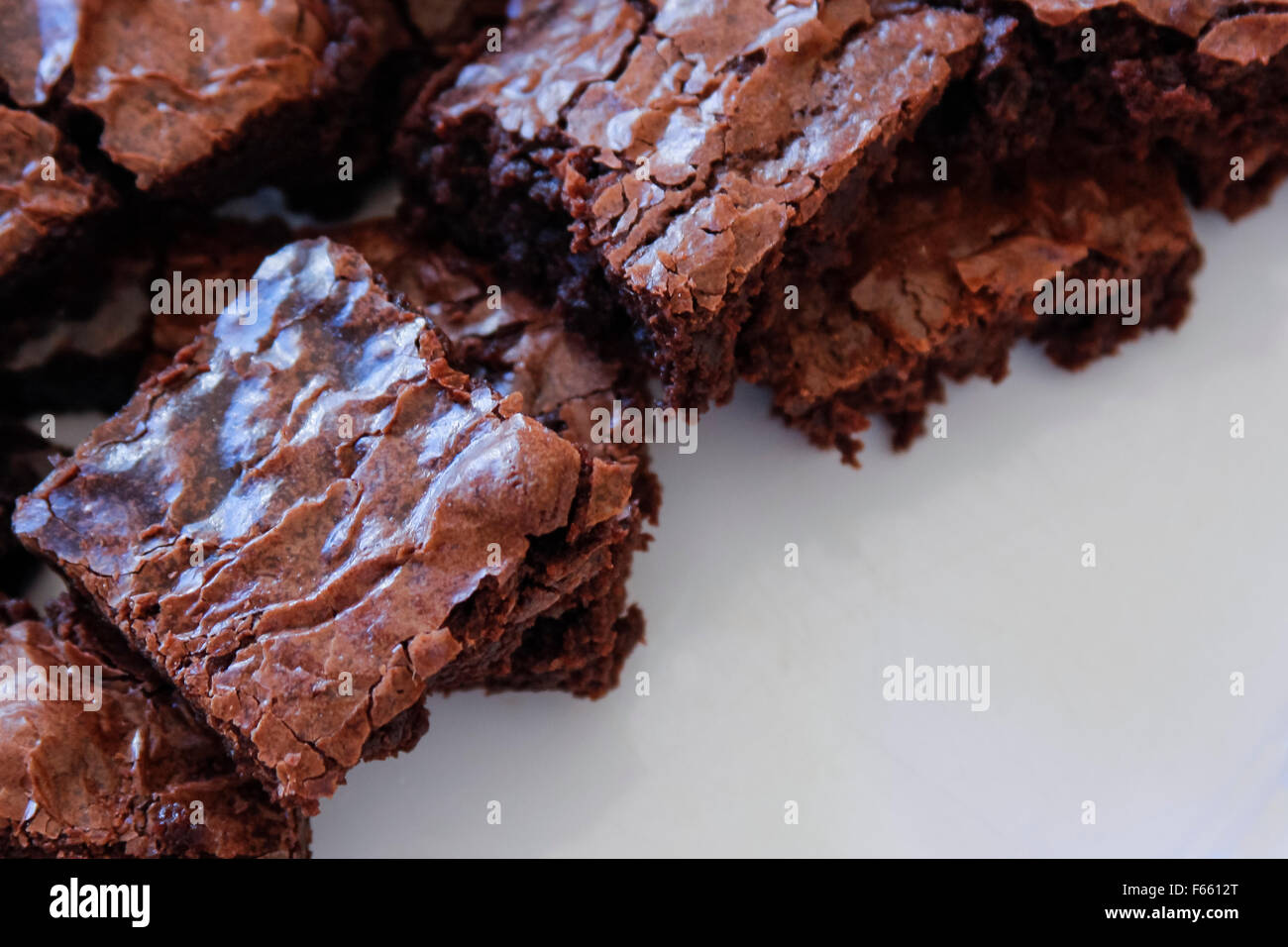 Zäh, feucht, Flakey brownies auf weißem Hintergrund, Rezept für die perfekte Brownie. Stockfoto