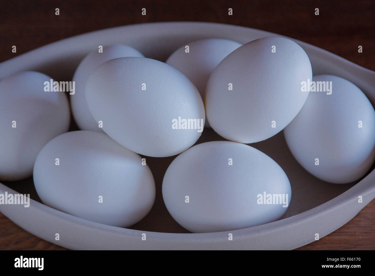 Mehrere Eier in der Schale Schuß Overhead in einer Keramik Schüssel. Stockfoto