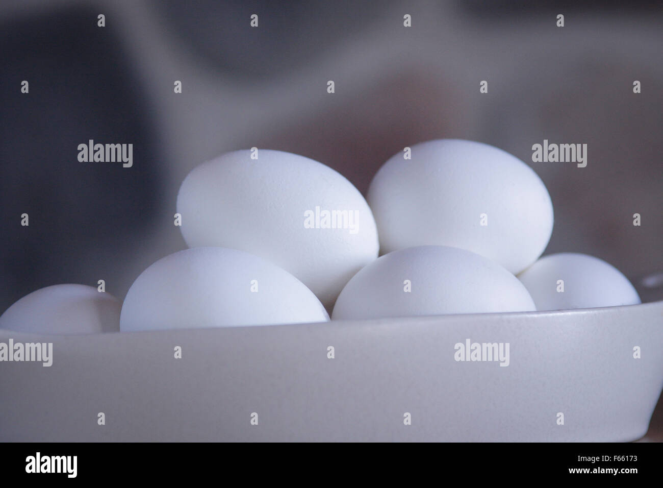 Mehrere Eier in der Schale in eine keramische Schüssel. Stockfoto