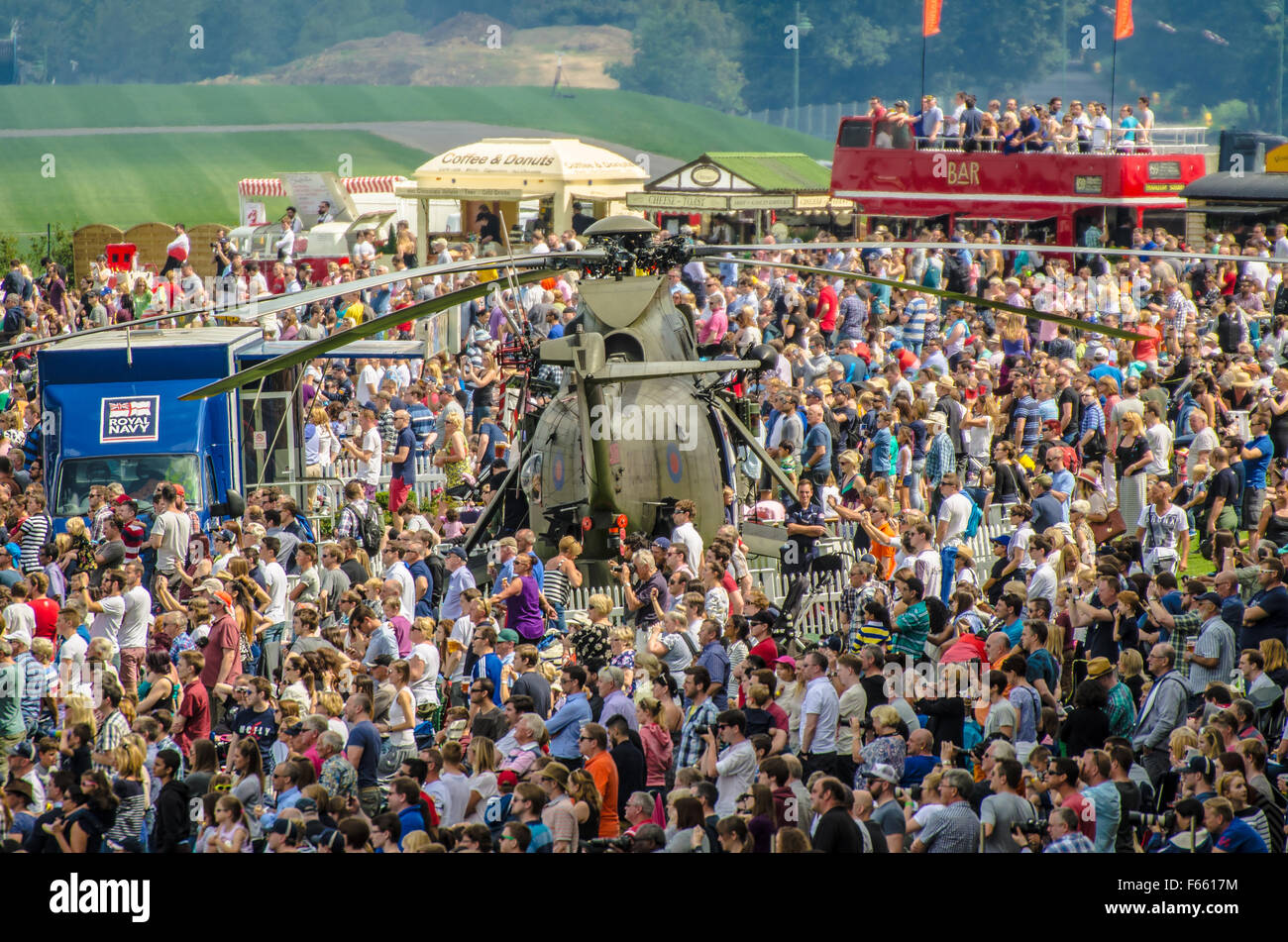 Die Masse an der Red Bull Air Race UK rund an der Pferderennbahn Ascot, Berkshire, Großbritannien. Zuschauer, die sich um einen Sea King Hubschrauber auf dem Display. Bus bar Stockfoto