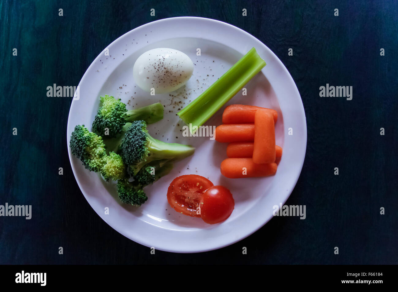Frischen Brokkoli auf ein bläuliches grün Hintergrund mit anderen gesunden Zutaten. low-key Beleuchtung, Overhead Sicht Stockfoto