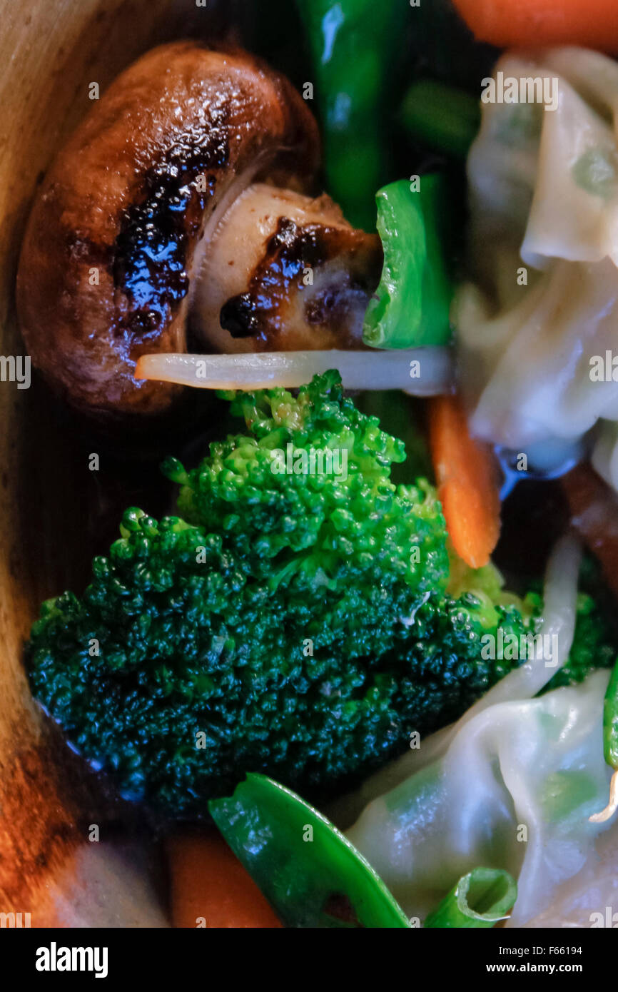 Close-up Brokkoli und Champignons in einer braunen Keramik Schüssel mit anderen Suppe Zutaten. Stockfoto