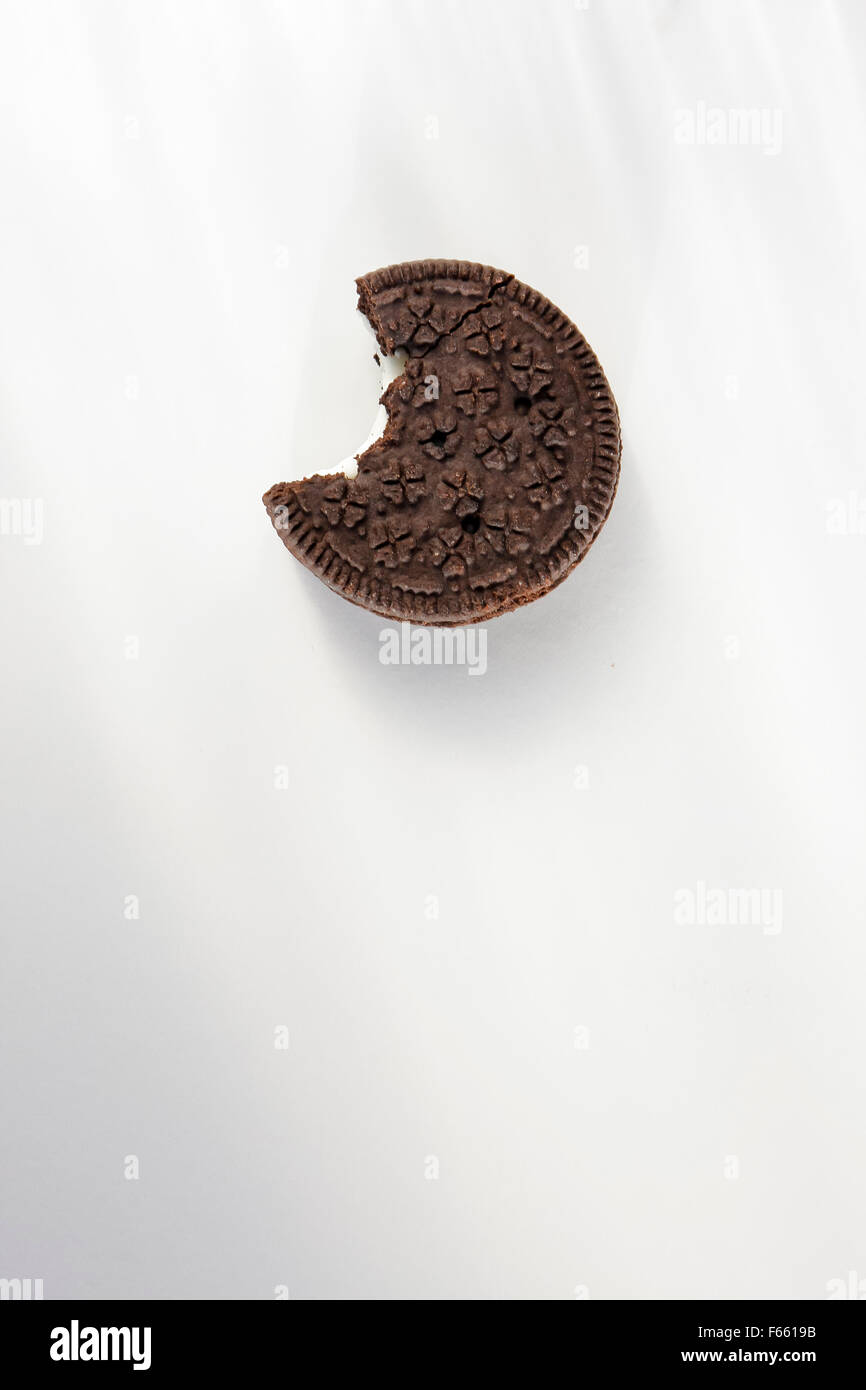 Eine einzelne sandwich Cookie mit einem Bissen genommen Aus schuss als Portrait auf einen weißen Hintergrund gefüllt Stockfoto