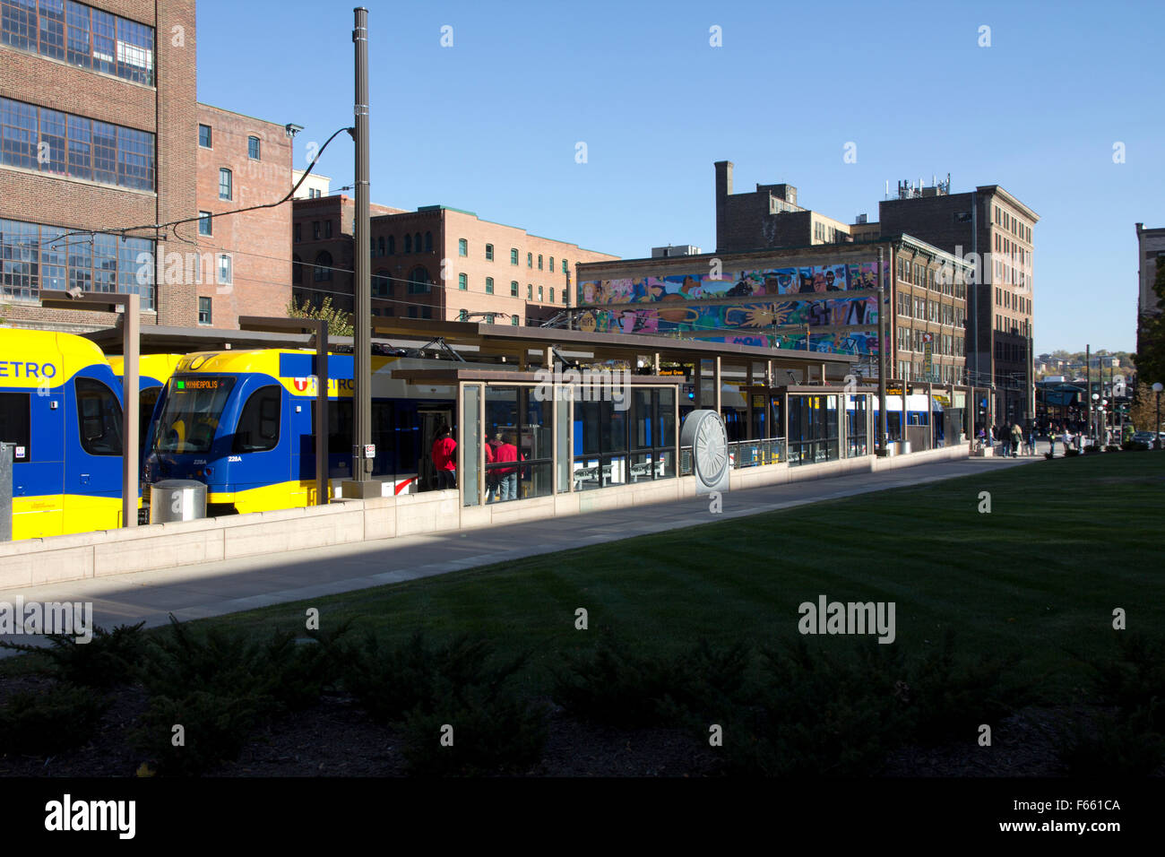 METRO Blue und Green Line light Rail Zügen bei Union Depot Stop, MN Stockfoto