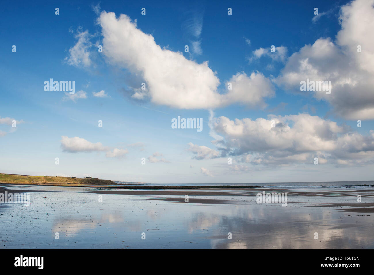Meer und bewölktem Himmel Reflexionen am Strand. Scremerston, Berwick nach Tweed, Northumberland, England. Stockfoto