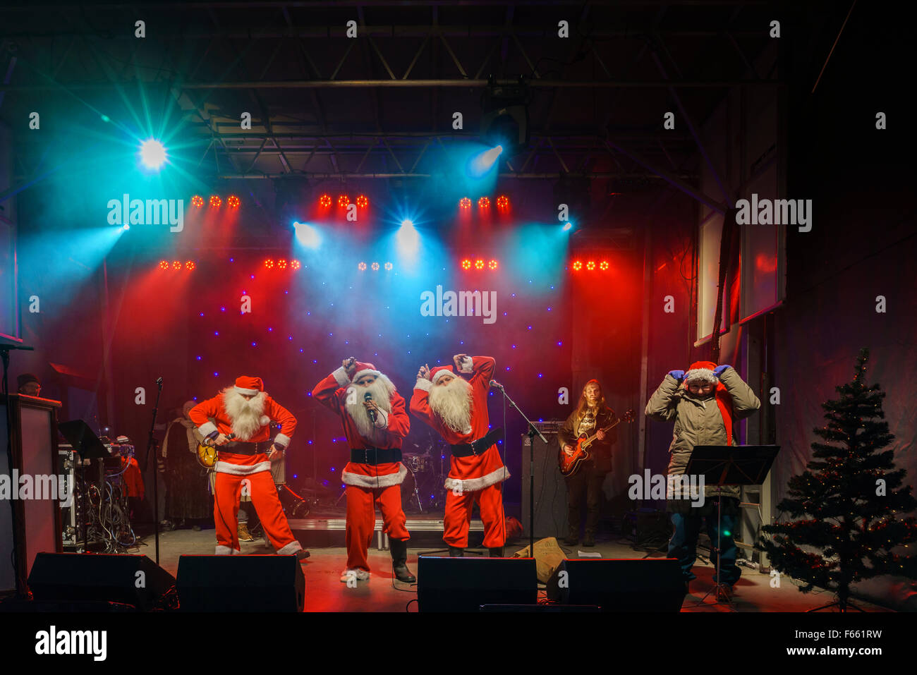 Santas singen auf der Bühne, Weihnachten in Reykjavik, Island Stockfoto