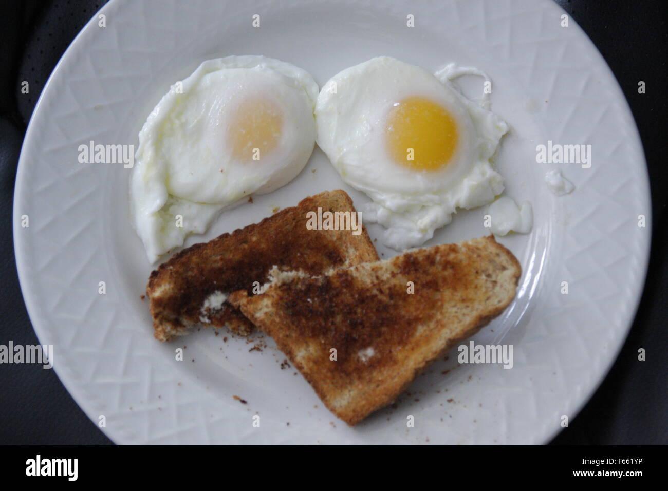Zwei Eier über - einfach einen Smiley mit Toast auf eine weisse Platte Stockfoto