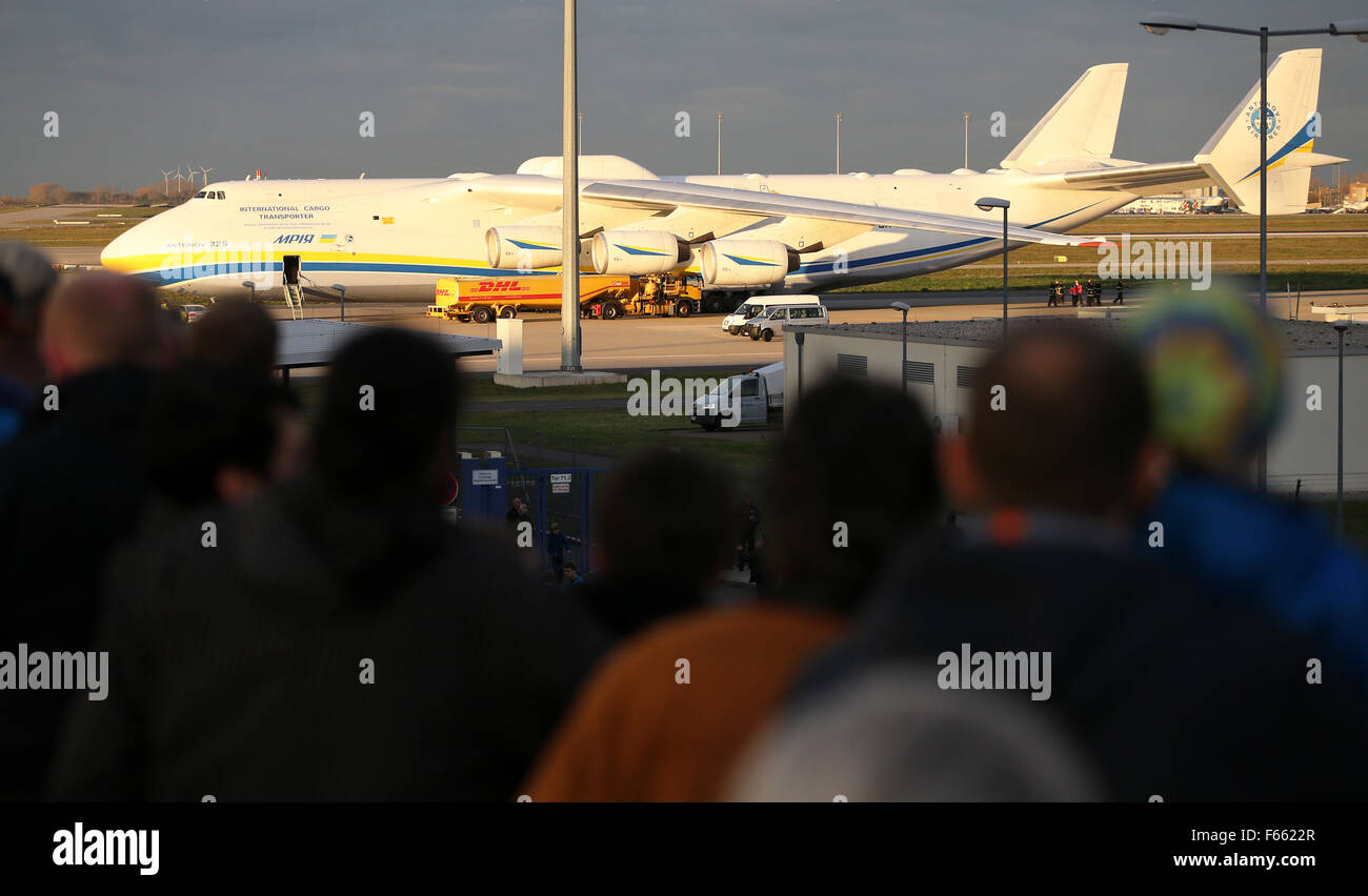 Schkeuditz, Deutschland. 12. November 2015. Menschen zusammenkommen, um auf eine Antonov AN-225 am Flughafen Leipzig/Halle in Schkeuditz, Deutschland, 12. November 2015 aussehen. Größte Flugzeug der Welt blieb stehen, um auf dem Weg von Doncaster/Sheffield nach Baku zu tanken. An Bord sind rund 190 Tonnen von Ausrüstung für die Opil und Gasindustrie. Das Flugzeug hat eine Spannweite von rund 88 m. Foto: JAN WOITAS/LSN/Dpa/Alamy Live News Stockfoto