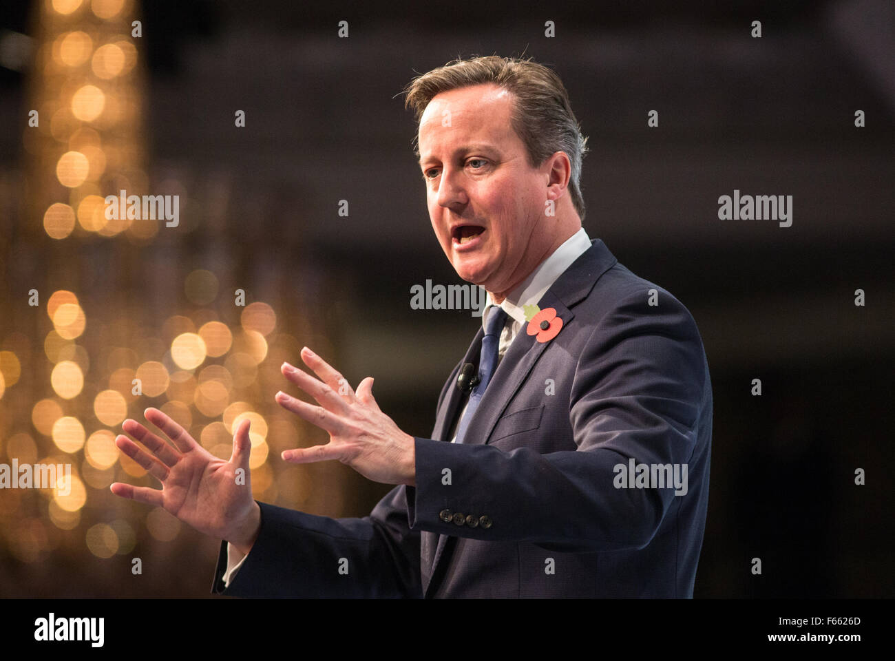 Premierminister David Cameron im Gespräch mit Unternehmern auf der CBI-Konferenz in London Stockfoto
