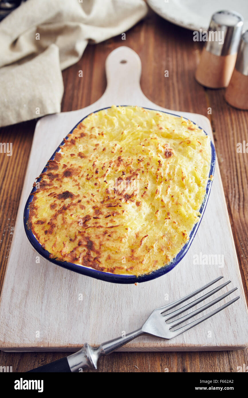 Traditionelle britische handgemachte Cottage Pie vom im Landhausstil Stockfoto