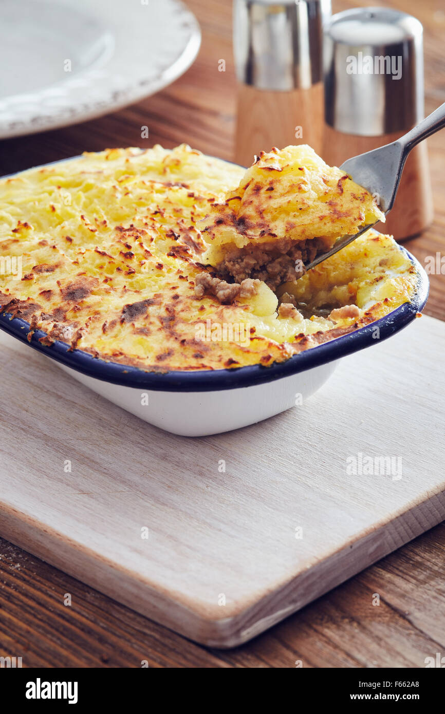 Traditionelle britische handgemachte Cottage Pie vom im Landhausstil Stockfoto