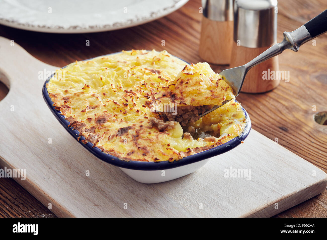 Traditionelle britische handgemachte Cottage Pie vom im Landhausstil Stockfoto