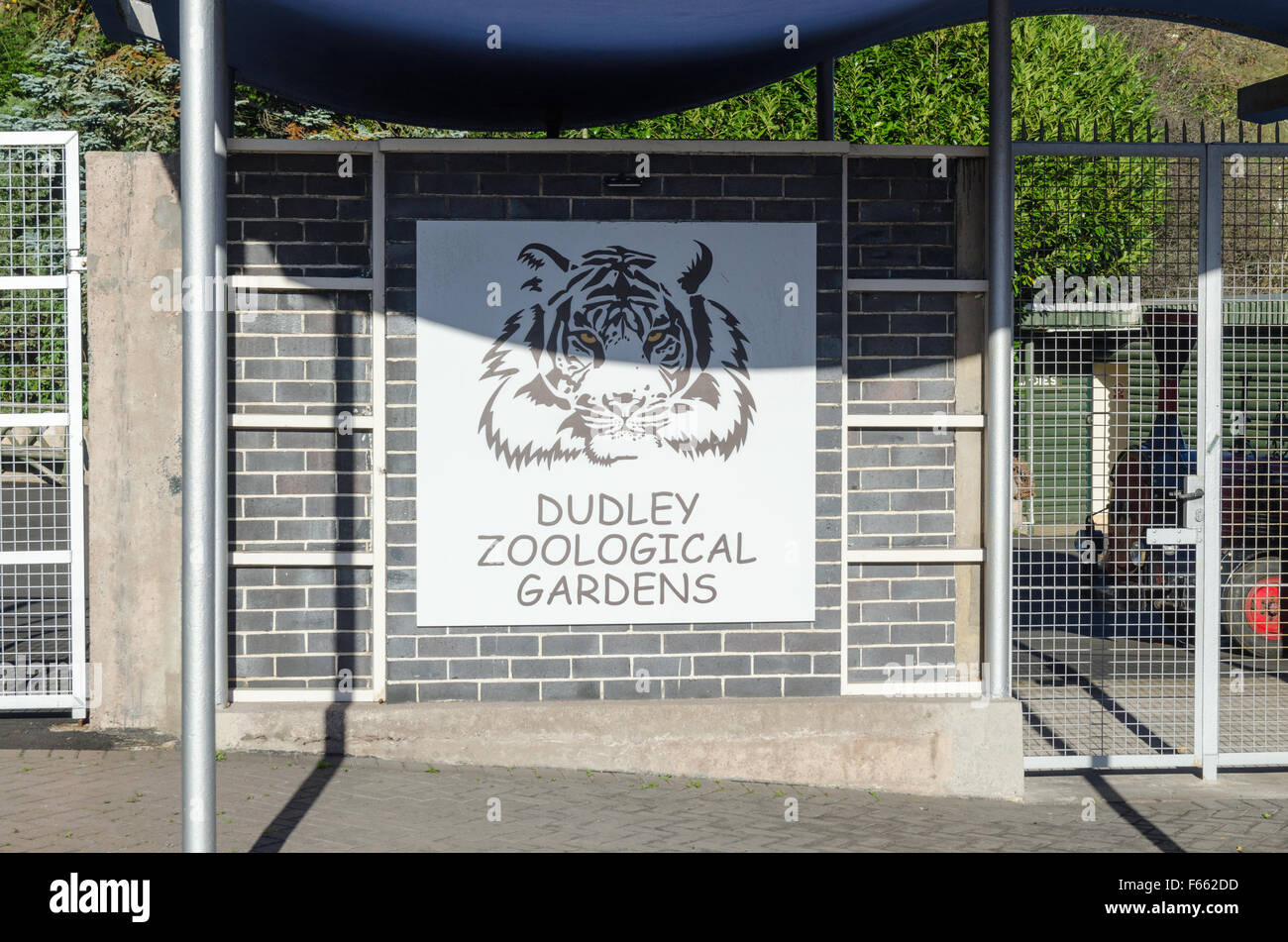 Schild am Eingang, Dudley Zoological Gardens Stockfoto
