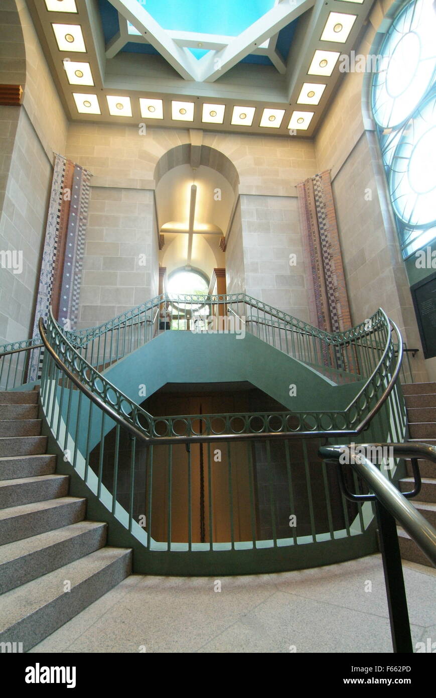 Innenarchitektur Anzeige einer kreisförmigen Treppe zu einem Atrium. Stockfoto