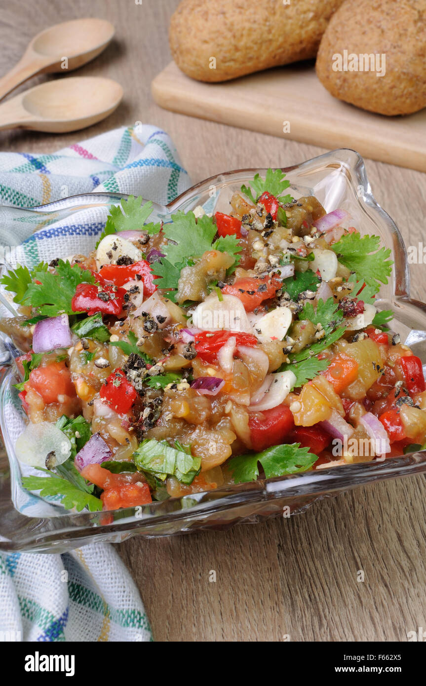 Gebratene Auberginen mit Tomaten, Paprika und Koriander-Salat Stockfoto