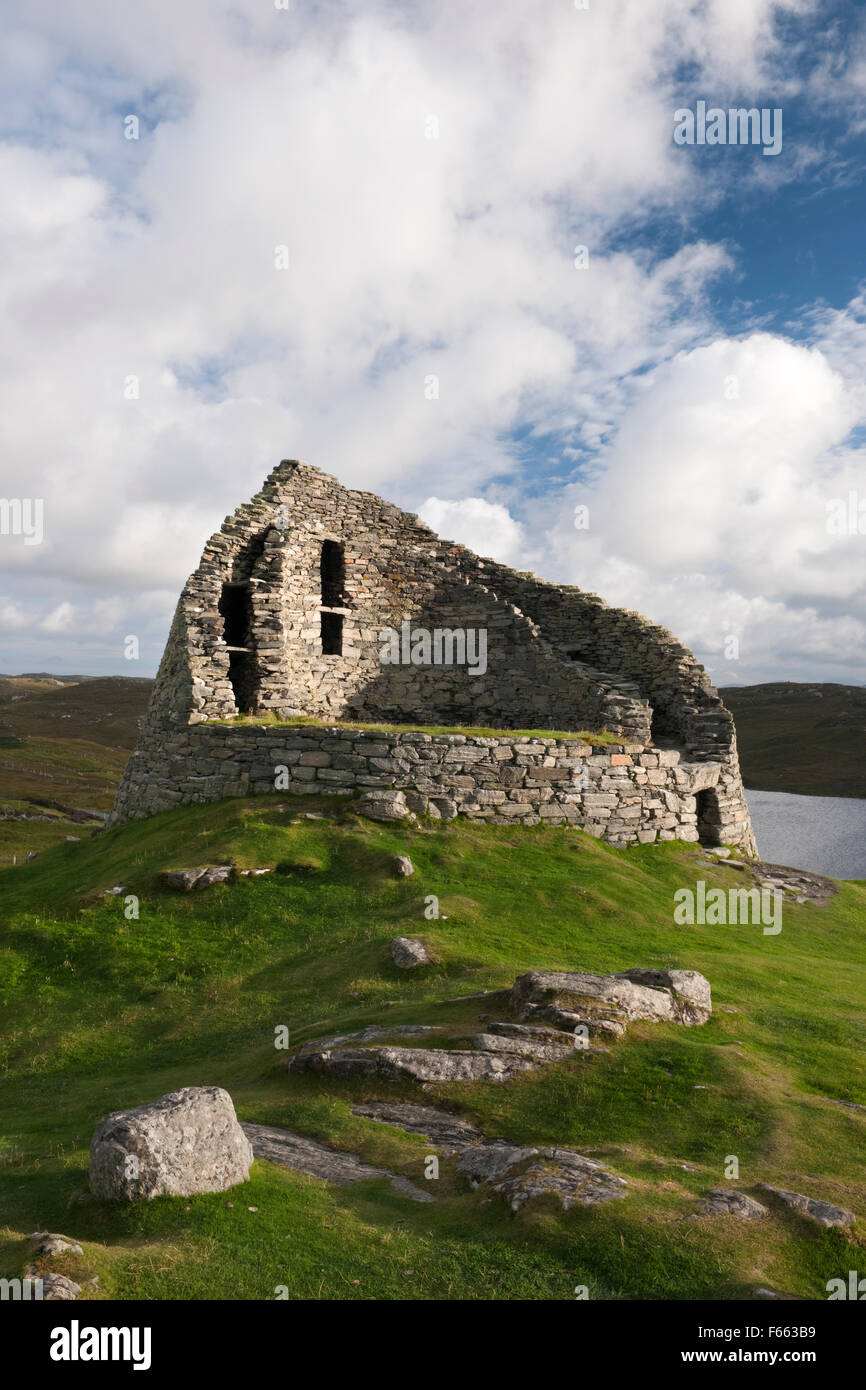 Auf der Suche nach SSE in Dun Carloway Broch Tower, Isle of Lewis auf R (N) und die inneren und äußeren Trockensteinmauern, enthält eine Treppe Eingang zeigen. Stockfoto