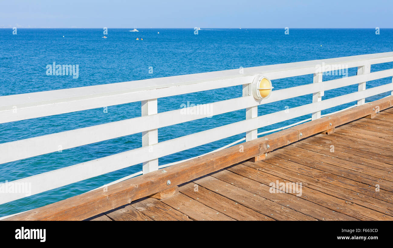 Holzsteg mit blauem Meer und Himmel Hintergrund. Stockfoto