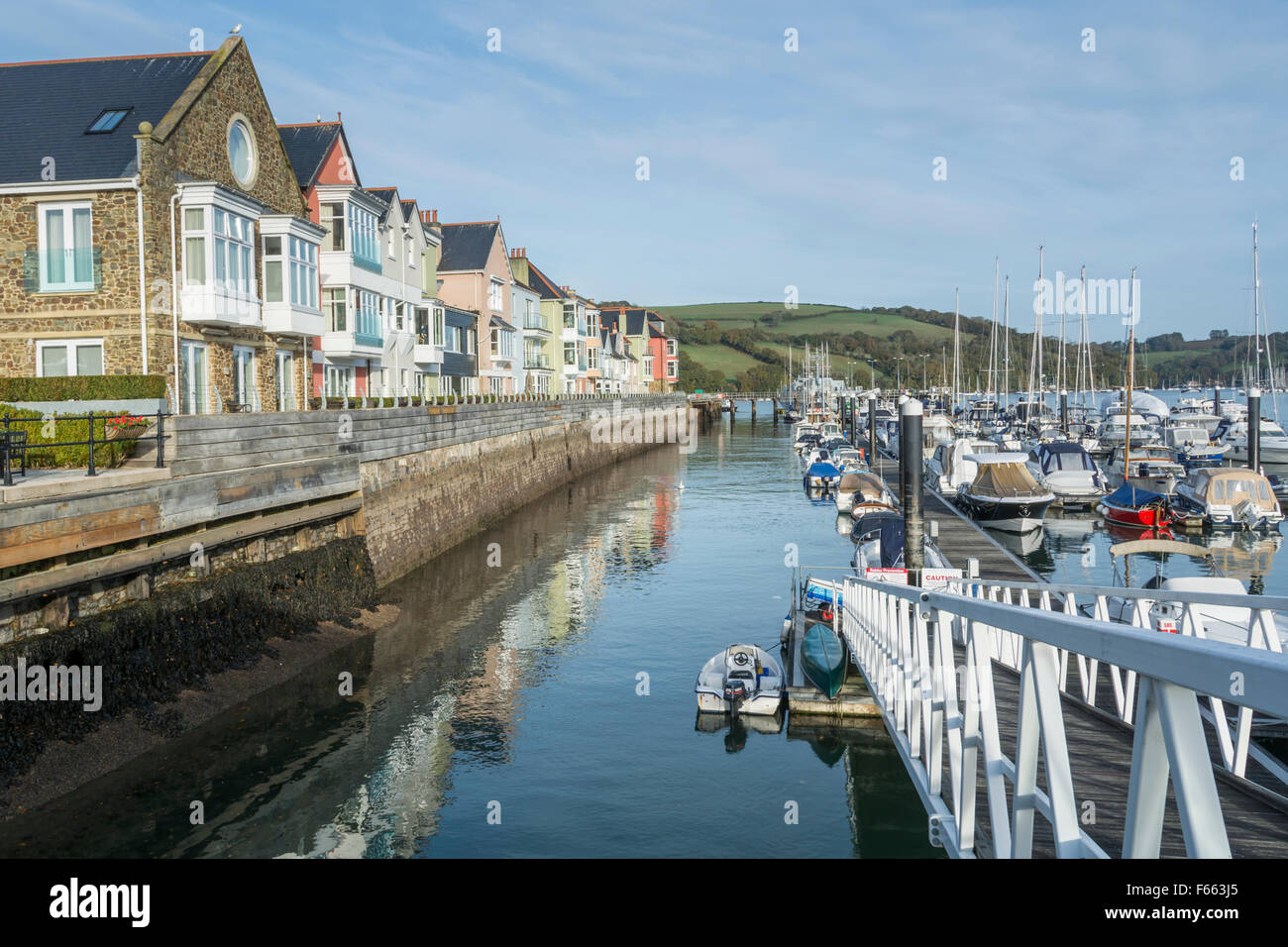 Waterfront farbige Häuser am Dart Marina Entwicklung, Dartmouth, South Hams, Devon, England. Stockfoto